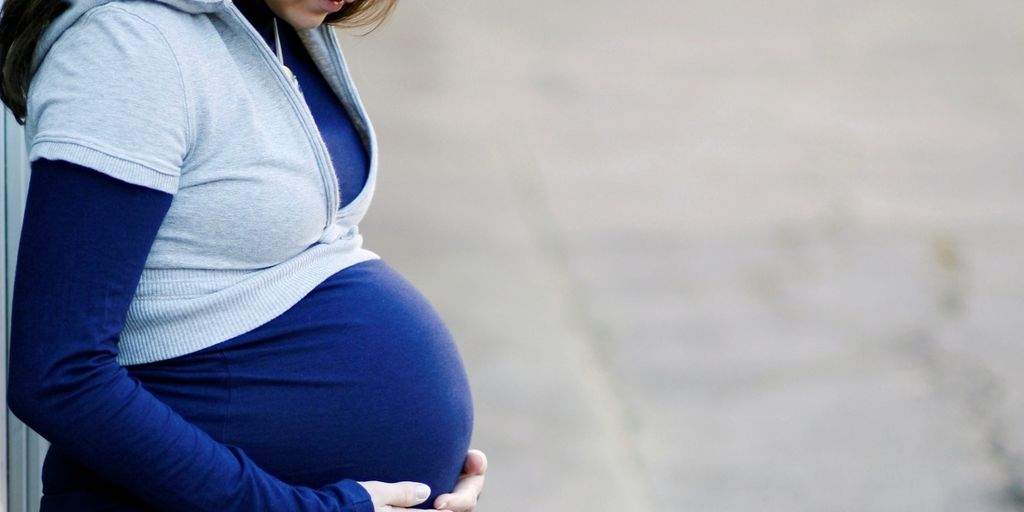 Tunge løft på jobbet øger risikoen for bækkenløsning.