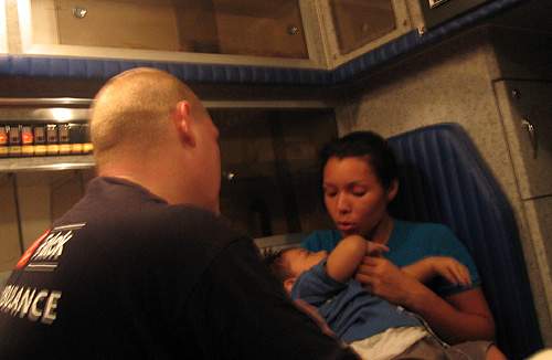 Peter Burholt med en lokal patient i ambulancen i Managua.