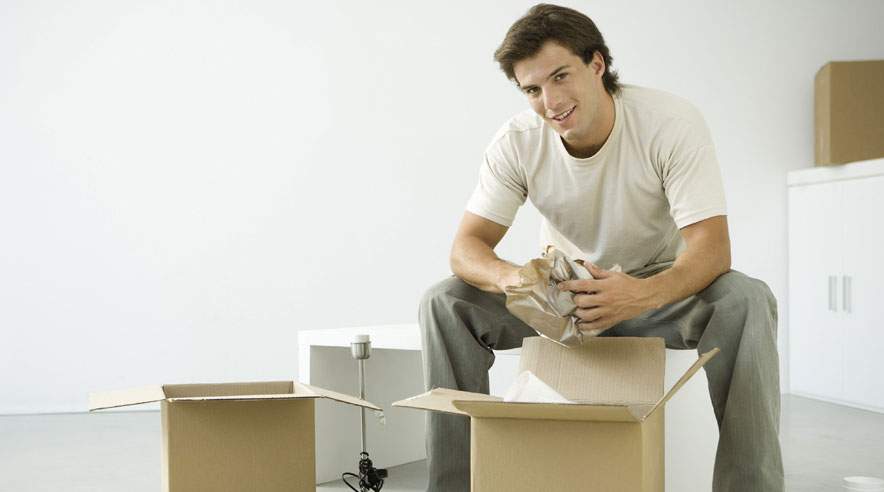 Der er mange ting, du skal have styr på, når du flytter hjemmefra. Det vigtigste er, at du skal være ansvarlig for en række aftaler. (Foto: Colourbox)