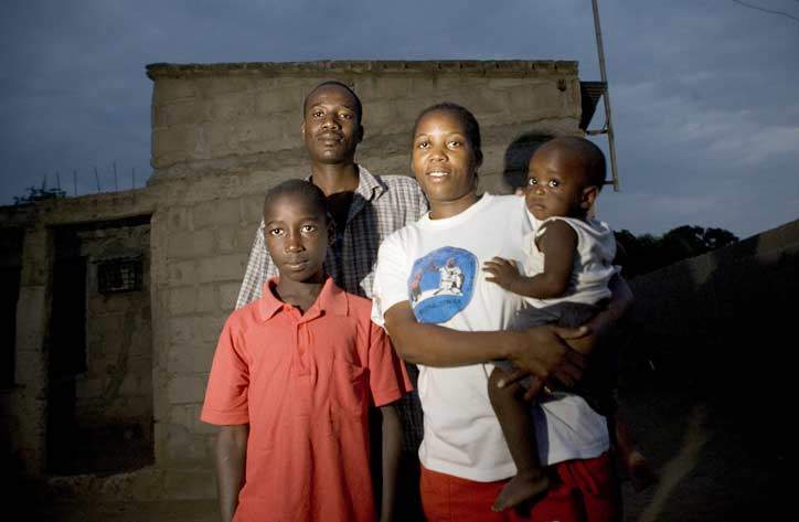 Tekstilarbejdere som Bernadette Bernado og hendes familie kan se frem til højere minimumsløn i Mozambique fremover.  (Foto: Søren Zeuth)