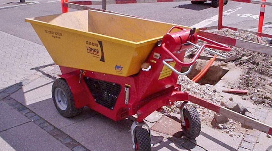 En 54-årig brolægger døde onsdag, da han blev klemt mellem en motorbør og en mur. (En motorbør er en trillebør med motor som på billedet. Den er dog ikke fra den pågældende ulykke). (Arkivfoto)