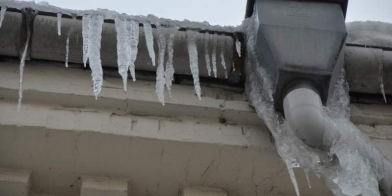 Frostvejret kan både betyde istapper, der kan falde ned, og isglat underlag. (Foto: Maja Korshin)