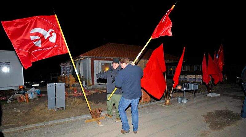 Den faglige strid på byggepladsen i Frederikssund, hvortil der blev leveret materialer, er fortsat ikke løst. Her arbejder et polsk firma i underentreprise. De ansatte får - efter hvad de tidligere selv har oplyst - omkring 70 kroner i timen. Billedet er fra en tidligere demonstration mod byggepladsen.
 (Foto: Per Daugaard)