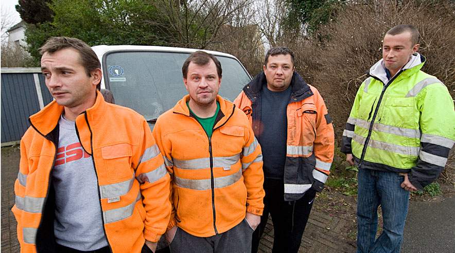 - Jeg ved ikke, hvordan jeg skal kunne komme hjem til min kone og to sønner uden penge. Vi aner ikke, hvordan vi skal kunne vise os derhjemme, siger Andrzej Wazner (nummer to fra højre).  (Foto: Harry Nielsen)
