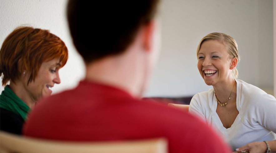 Ekspert i sund familieøkonomi, Lisbeth Nebelong (tv), har gået budgettet efter: Der er mulighed for at spare 24.000 kroner om året. ((Foto: Niels Åge Skovbo).)