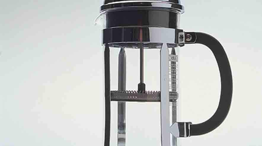 I 2003 afslørede Fagbladet, at otte kommuner ulovligt aktiverede kontanthjælpsmodtagere ved at lade dem montere og pakke kaffekander for Bodum-koncernen. Nu frygter 3F, at flere sager om konkurrenceforvridende aktivering kan være på vej. (Arkivfoto: Søren Zeuth)