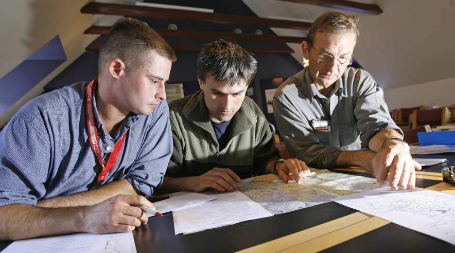 Henrik Forchhammer (th) forsøger at guide Krzysztof Ortowski og Radostaw Janicki gennem den københavnske budjungle. (Foto: Harry Nielsen)