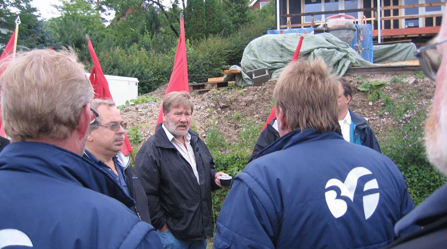 I de kommende år skal der argumenteres på arbejdspladserne for at nå målet om at halvere antallet af af medlemmer uden overenskomst.  Her er formanden for Byggefagene i Nordsjælland, Erling Olsen,  ved en tidligere aktion i Frederikssund. (Privatfoto.)