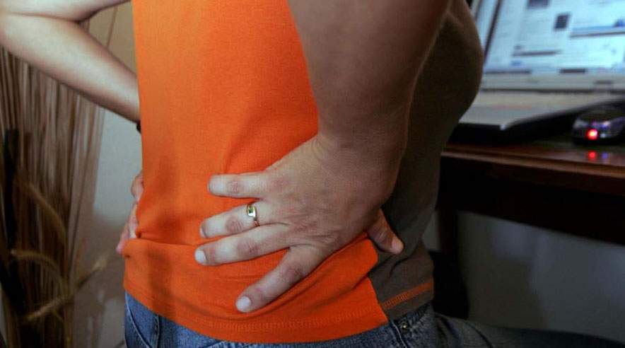 Vær god ved din ryg. Hvis du har et stillesiddende arbejde, så handler det om at få bevæget sig i pauserne. (Foto: Colourbox)