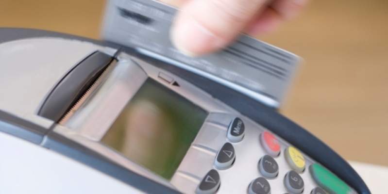 Hvis du fristes til at shoppe på ferien, så sørg for at få en kvittering med. Betal eventuel de lidt dyrere ting med kreditkort. (Foto: Colourbox)