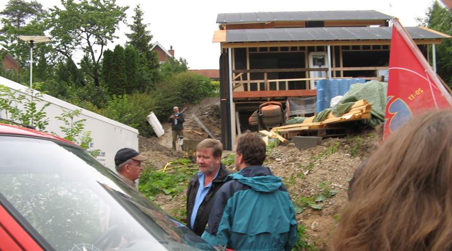 Byggefagene Nordsjællands formand Erling Olsen (i midten) er meget tilfreds med, at Arbejdstilsynet også har fokus på bygherren - i dette tilfælde Vagn Hansen (til venstre). (Privatfoto)