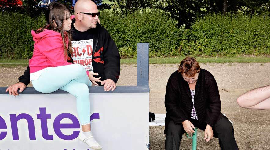 Familien Kløvested fra Øster Ulslev trodser bekymringer om at kunne betale den næste regning med drømme, håb og ambitioner. Et pusterum for familien er at tage ud og se fodbold. (Foto: Martin Bubandt)