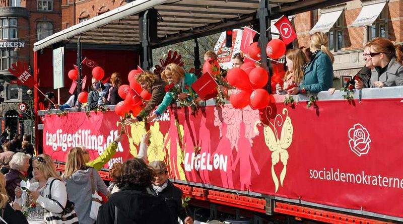 Solskin og lønstrejke hjalp til med at gøre jubilæumsfesten for kvinders 100 års kommunale valgret til en sand folkefest.