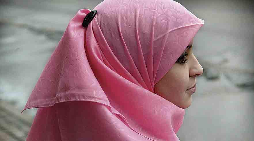 Der er stor forskel på hvordan landets trafikselskaber ser på tilslørede ansigter og brug af personlige månedskort. (Arkivfoto)