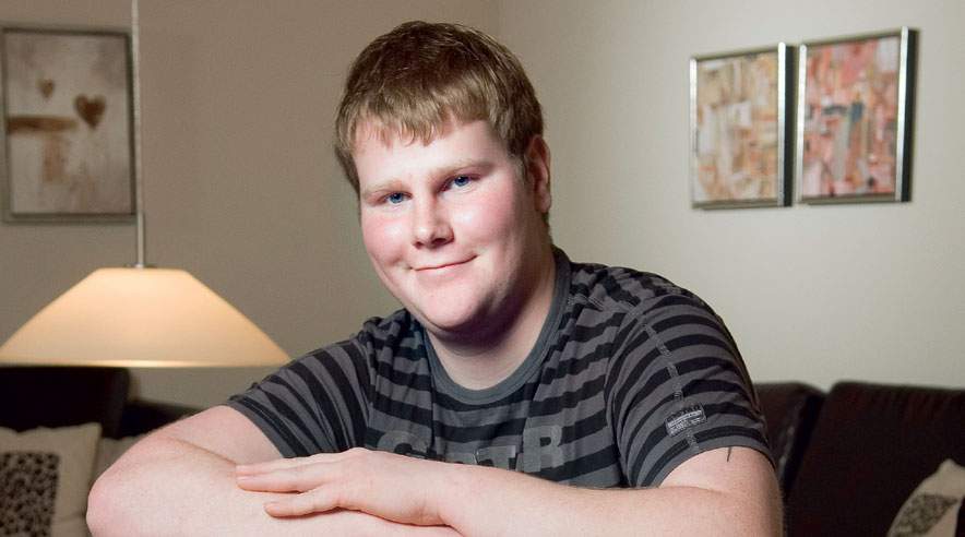 Alle partier undtagen S og SF vendte bogstavelig talt ryggen til og gik, da ordblinde Rasmus Ravnborg og hans mor Helle tirsdag havde foretræde for Folketingets uddannelsesudvalg. (Foto: Jens Bach.)