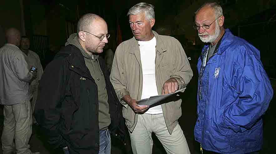 - Der er brug for at stramme op på Østaftalen og udlændingeloven nu, inden vi på det danske arbejdsmarked får engelske, irske eller tyske tilstande, hvor gangstere styrer den udenlandske arbejdskraft og smadrer arbejdsmarkedet, siger Bo Rosschou,  næstformand i Malernes Fagforening i København – her i midten mellem 3F'erne Carsten Bansholm og Per Mansa  ved en faglig blokade. (Foto: Harry Nielsen.)