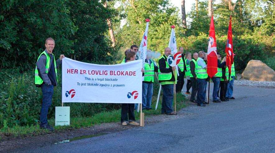 Hen ved 35 personer deltog onsdag morgen i en demonstration imod løndumping ved vejen hen til det store salatgartneri Lykkegården i Auning på Djursland. (Foto: Privat)