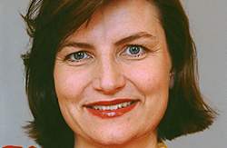 Sammen med partierne bag aftalen vil undervisningsminister Ulla Tørnæs (V) nu prøve at se, hvad der skal gøres, for at sikre de to-sprogede en erhvervsuddannelse.