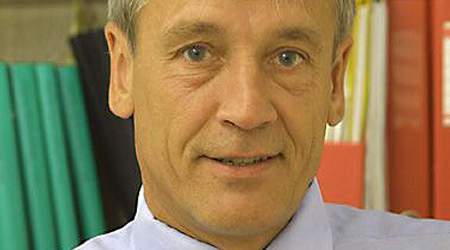 - Danmark kan ikke lave sine egne regler. Det er EU's udstationeringsdirektiv, der gælder. Og i øvrigt hjælper det heller ikke, at vi retter lidt i den danske følgelovgivning. EU-reglerne er overordnet dansk lovgivning, siger professor Peter Pagh. (Foto: Københavns Universitet)