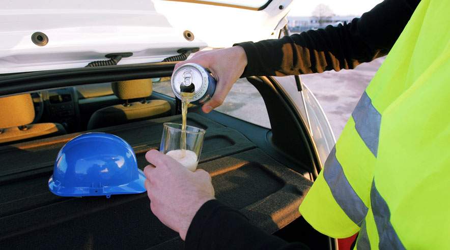 Druk er en sygdom. Træd til, hvis en kollega drikker. ((Arkivfoto: Colourbox).)