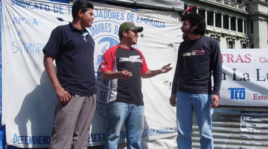 Tre fyrede arbejdere, Daniel Ramirez, Marco Antonio og Franco og Edwin Alvarez protesterer foran kongresseni Guatemala. (Foto: Thorkil Green Nielsen)