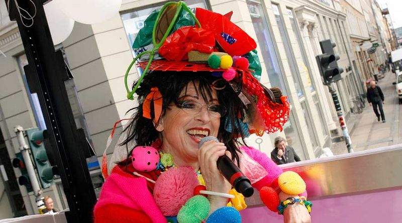 På 3F's ladvogn var det skuespilleren Anne Marie Helger, der i altid opsigtsvækkende kostume og hat gav kvinder fra alle faggrupper røst.