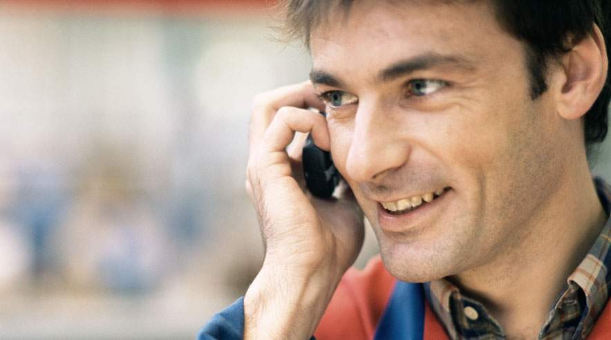 "Hvad skal vi have til middag i aften?" Privat snak kan genere dine kolleger - se takt og tone for, hvordan du klarer private opkald i arbejdstiden. (Foto: Colourbox)