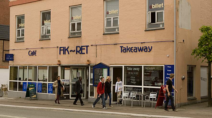Leverandører, tidligere ansatte og samarbejdspartner har gjort krav på over to millioner kroner fra Imdat Ozbek, der er involveret i flere caféer - her Fik-Ret i Søborg. (Foto. Harry Nielsen.)