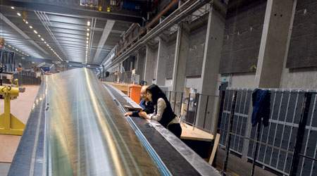 Ingen på LM Glasfiber var forberedt på en så voldsom fyringsrunde. Tillidsrepræsentanterne har travlt med at hjælpe deres rystede kolleger. (Foto: Michael Bo Rasmussen)