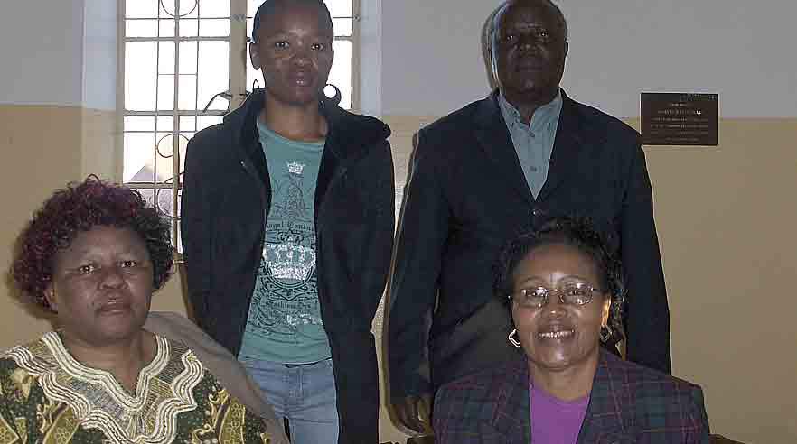 Partiet NNLC vil nu teste Swazilands ny grundlov, siger partiets formand Obed Dhlamini (bagest til højre). Forrest til højre er det formanden for partiets kvindeudvalg Ntombi Nkasi Mus.