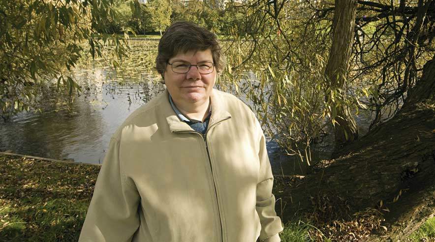 Annes ryg skal skånes, men den slags job findes ikke i den kantine, hvor hun arbejder. Derfor arbejder hun nu - trods store smerter - på fuld tid. (Foto: Harry Nielsen)