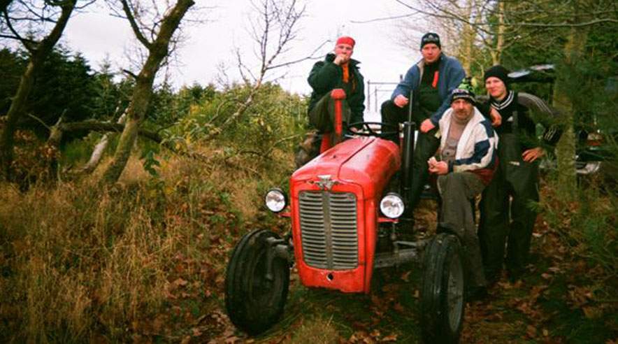 Fire lettiske skovarbejdere (billedet) har  fældet juletræer til formentlig 18 kroner i timen for skovejerne Jørgen og Niels Jørgen Nielsen fra Mønsted, som nu samtidig er blevet meldt til politiet for brug af illegal arbejdskraft.  
 (Privatfoto.)