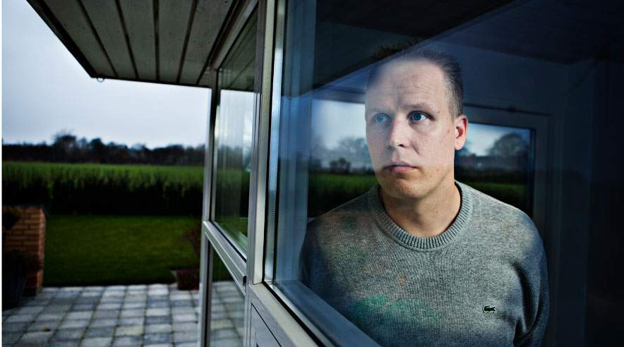 Karsten Bonde Andersen kommer sjældent uden for huset i Bjerre syd for Horsens. For fire år siden faldt han fra et usikkert stillads og fik ødelagt ryggen. Så nu er han stavnsbundet til huset, som han siger.  (Foto: Niels Åge Skovbo)