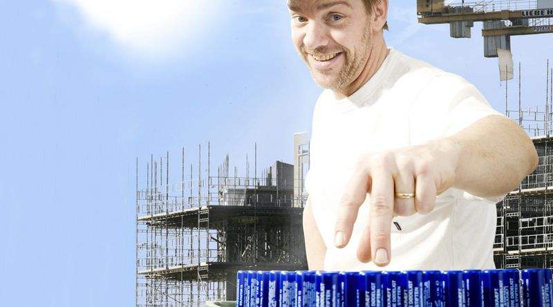 Ud over at huske hjelmen skal bygningsarbejderen nu også huske læbepomaden. 
 (Foto fra kampagnematerialet.)