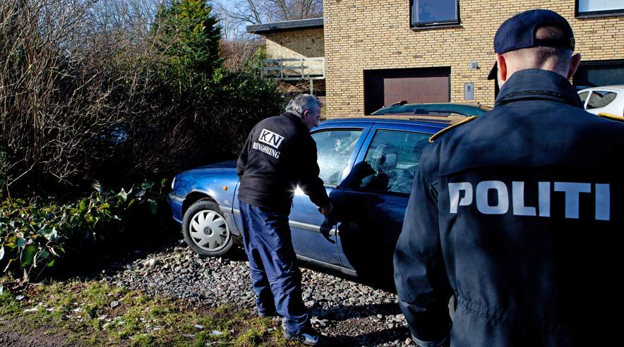 Netop nu ransager politiet en villa i Låsby.  (Foto: Poul Madsen)