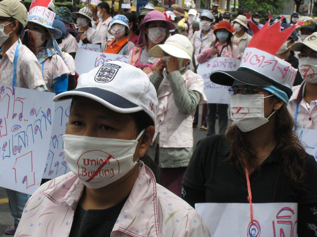 Thailandske arbejdere demonstrerer mod Triumphs fyringer i Bangkok.