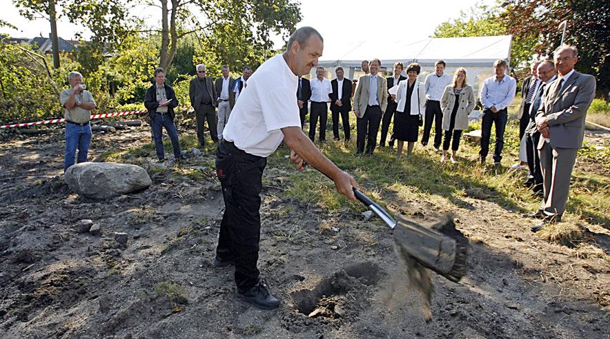 Jord- og betonarbejder Jim Jensen, ansat hos totalentreprenøren GVL Entreprise A/S, tog et af de første spadestik. Til højre Poul Hedegaard, direktør i PensionDanmark Ejendomme.  (Foto: Harry Nielsen)