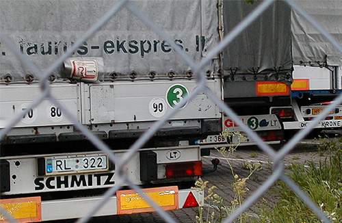 SiD i Aabenraa medbringer til mødet med Rigspolitiet billeder fra havneområdet i Aabenrraa, der i pinsen var fyldt med lastbiler fra blandt andet Litauen. (Bente Madsen)