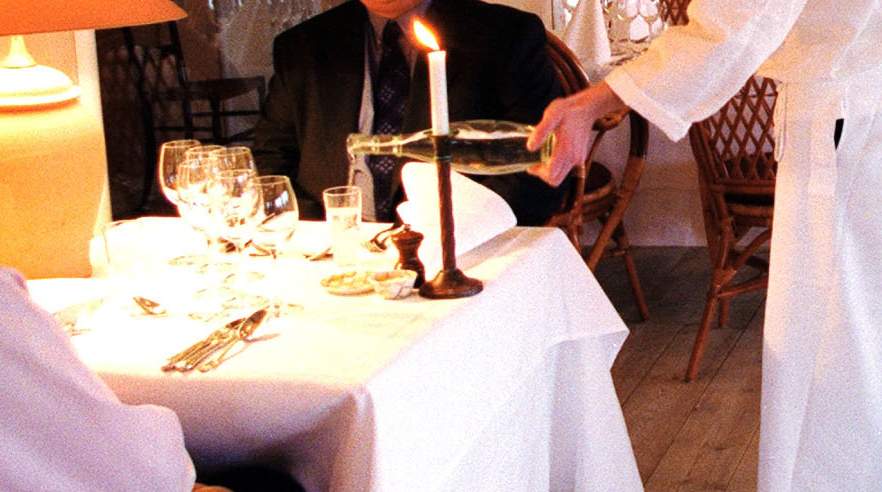 De kvindelige tjenere på fast løn mellem 19.000 og 25.000 kroner ”scorer kassen” i forhold til de mandlige kolleger, men derefter har mændene stort set overtaget. Når provisionslønnen er over 31.000 kroner, er det også mændene, der har suveræn føring.