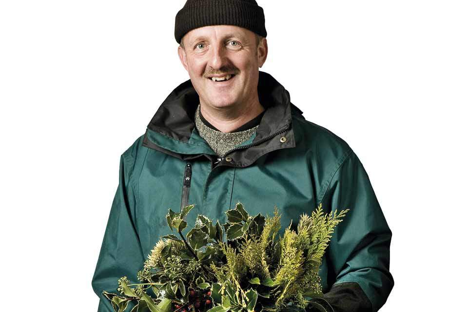 Per Skøtt nyder sit arbejde som kirkegårdsgartner. Selvom det til tider er vådt og koldt at skulle juledække gravene. (Foto: Per Johansen)