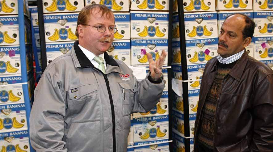 Fagforeningsformand Ricard Sellán (th) fra Ecuador var imponeret over forholdene i ferskvareterminalen i Brøndby. Her ses han foran banankasserne sammen med afdelingsleder i Coop, Bjarne Jensen. Foto: Harry Nielsen.