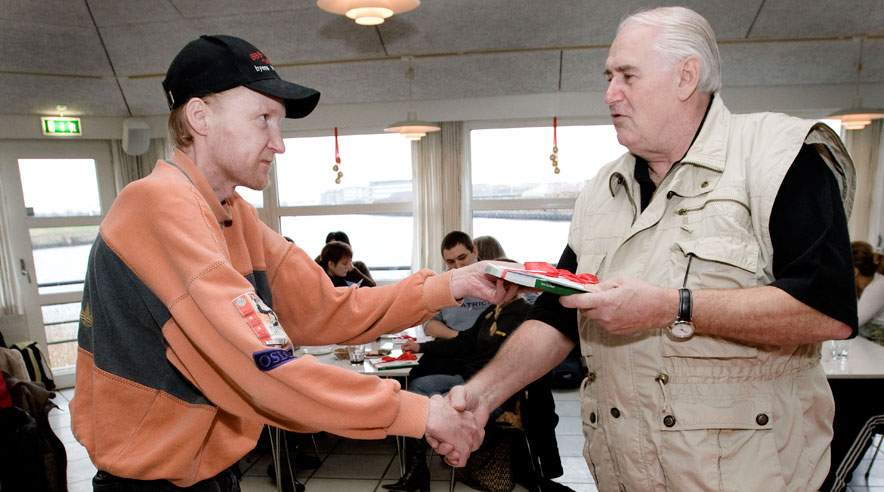 Jørgen Dürr fra ASF-Dansk Folkehjælps bestyrelse uddelte pakkerne hos 3F Randers.  (Foto: Bo Amstrup)