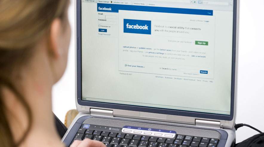 Selv om du er sur på din chef, skal du ikke lade galden flyde over på Facebook. En kokkeelev var heldig og slap for sagsanlæg på 40.000 kroner. ((Modelfoto: Colourbox).)