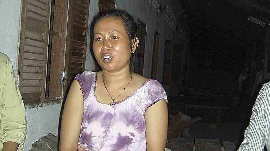 - De har sat os ned I løn, siger Kam Sreynet, syerske på Hung Wah-fabrikken i Cambodia. Én af de tekstilfabrikker i landet, der leverer tøj til H&M.