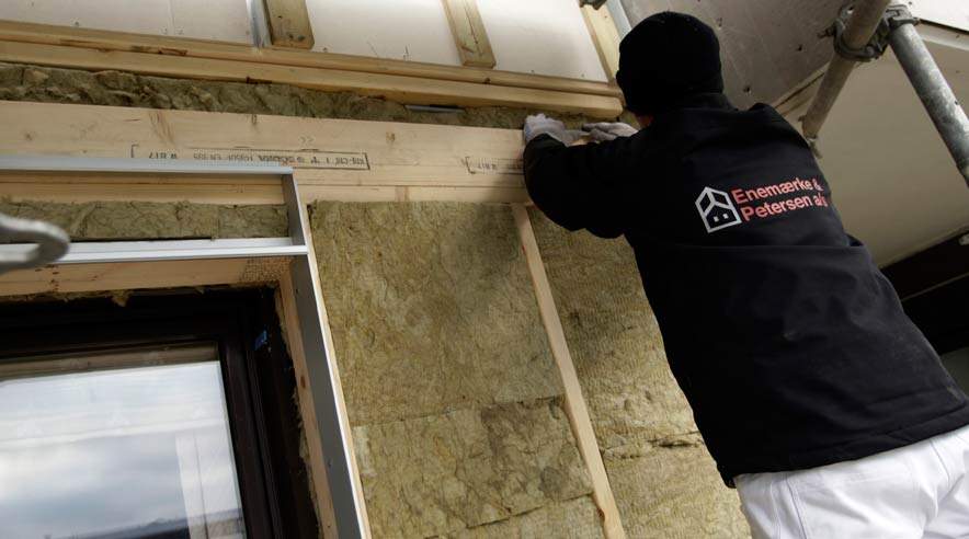 En tilskudsordning kan anvendes til enten at erhverve egen bolig eller til at forbedre den man allerede har, eksempelvis med nye vinduer. Arkivfoto: Harry Nielsen.