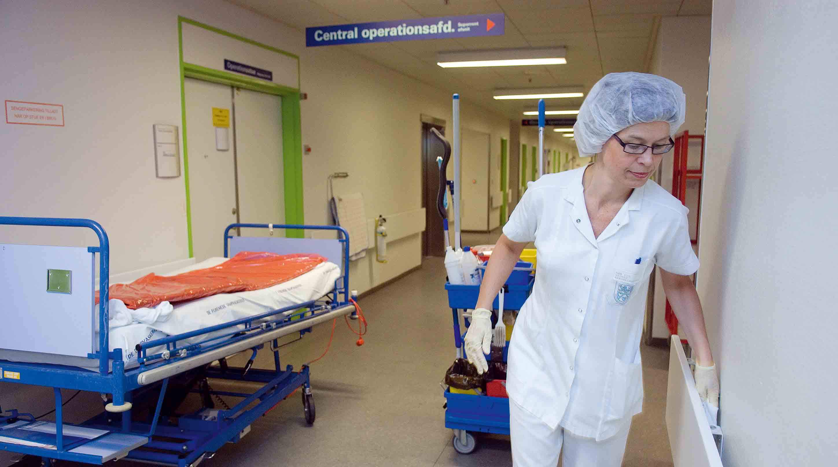 - På mødet må vi finde ud af, om arbejdsgiverorganisationerne skal med ind over, hvad det er for opgaver, serviceassistenterne kan løse, og hvad det er for opgaver, sygeplejerskerne vil have aflastning til, siger forhandlingssekretær i 3F, Lone Hoffmann. (Arkivfoto)