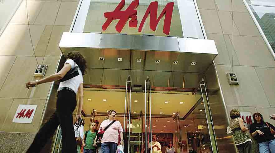 De danske lønmodtagere har via ATP og LD aktier for over 100 millioner kroner i H&M, som køber T-shirts i Cambodja, der er fremstillet af børnearbejdere. (Foto: Polfoto)