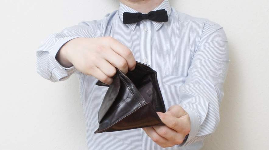 Konfirmander får ofte store pengegaver. Og pengene kan hurtigt få ben at gå på, når man er ung, nyslået konfirmand. (Foto: Colourbox)