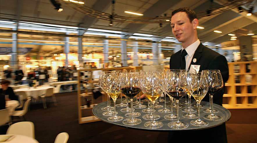 Søren Appel Hansen rydder op efter den servering, der senere indbragte ham minister-håndtryk, en dejlig check og titlen som Årets Tjener. (Foto: Harry Nielsen)