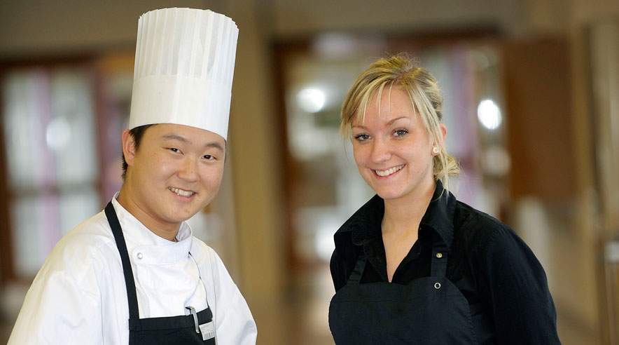 Tjenerelev Helle Barnholt Larsen og kokkeelev Dennis Juhl Jensen bliver de to danske repræsentanter, når der i september skal kæmpes ved WorldSkills i Canada. 